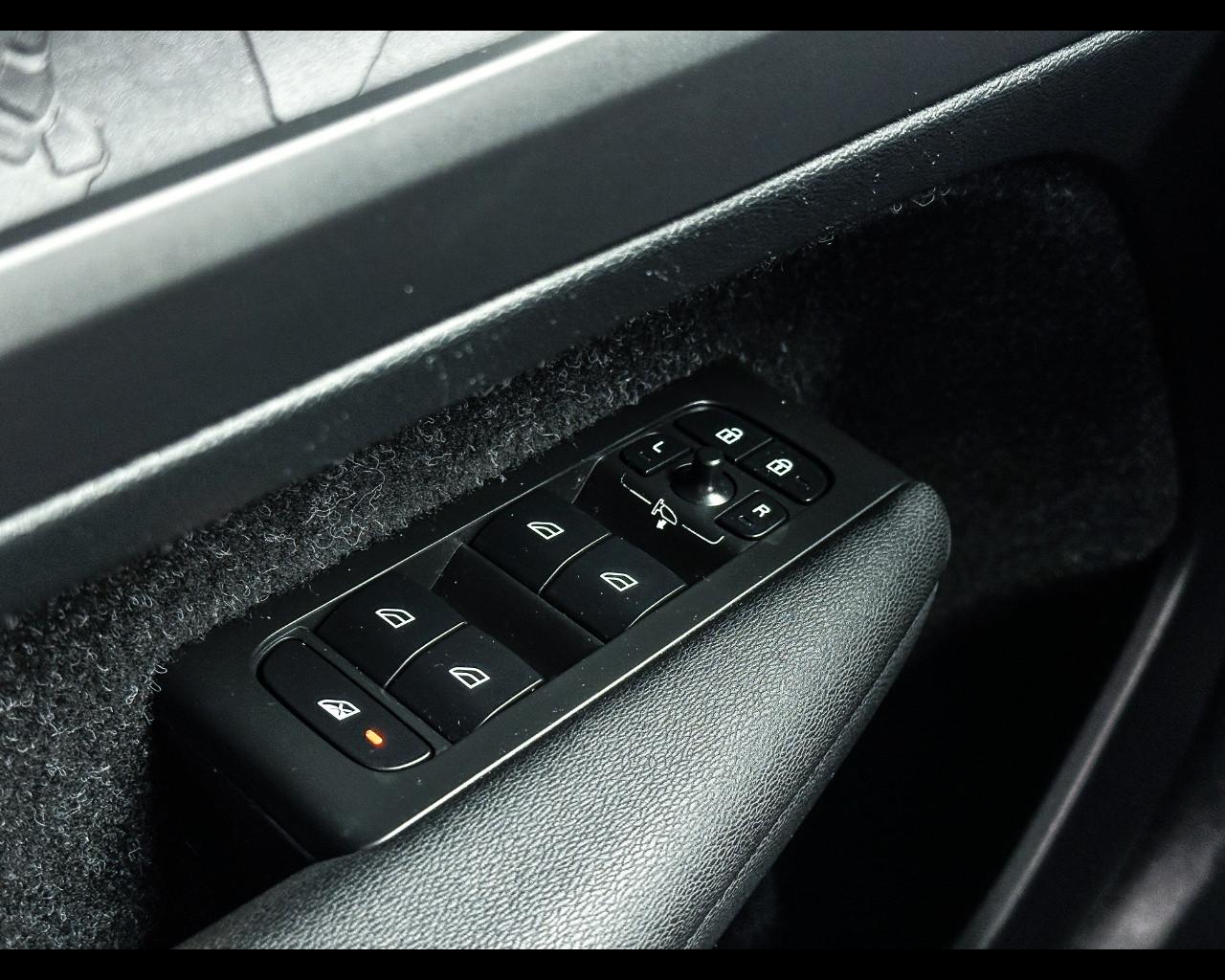 VOLVO XC40 (2017-->) - XC40 D3 Geartronic Momentum Core