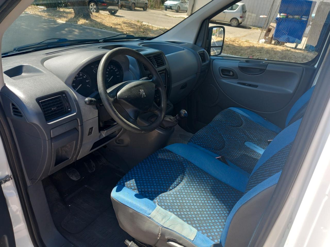 Peugeot Expert 2.0 HDi con PEDANA