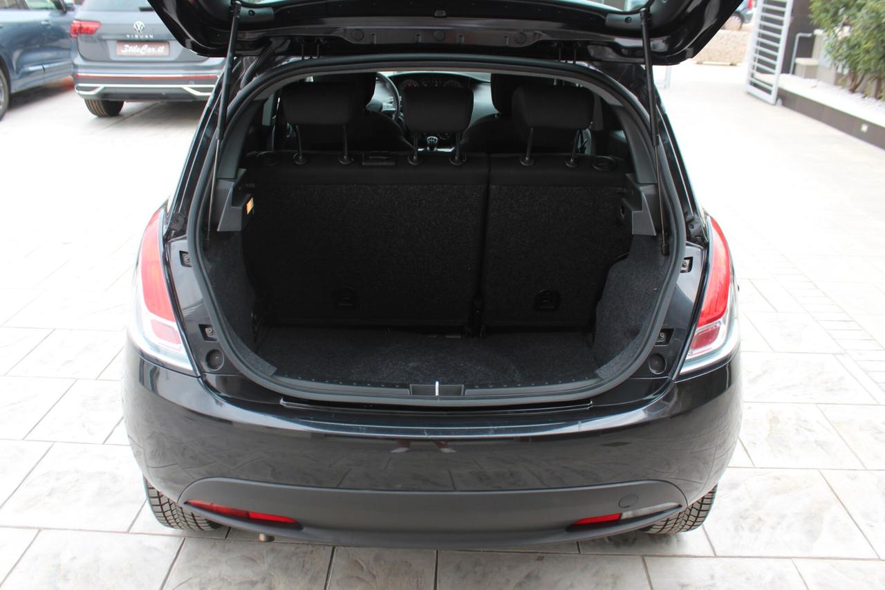 Lancia Ypsilon 1.0 FireFly 5 porte S&S Hybrid Ecochic Silver