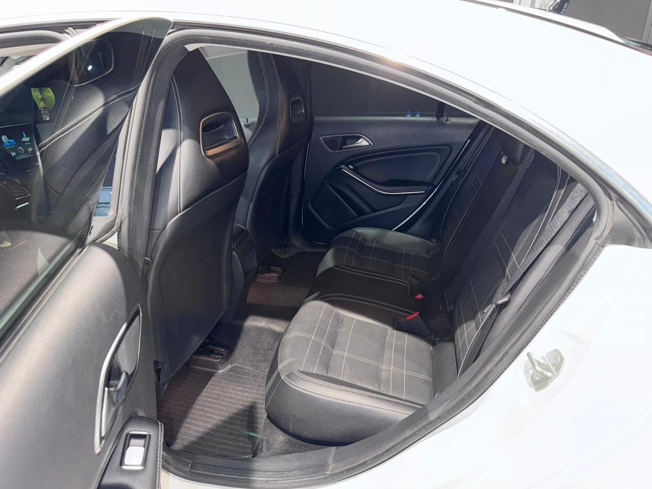 Mercedes-benz CLA 200 d Automatic Premium Dark Night