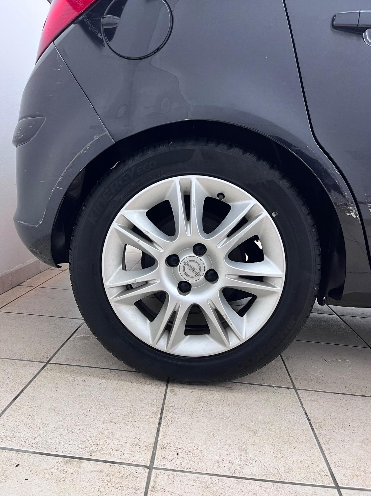 Opel Corsa 1.4 16V 5 porte Cosmo