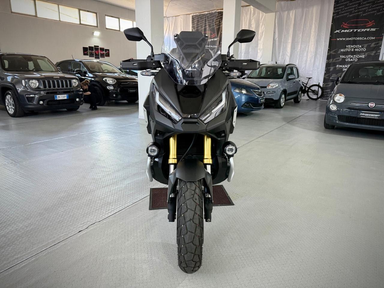 Honda X-ADV 750 con travel pack