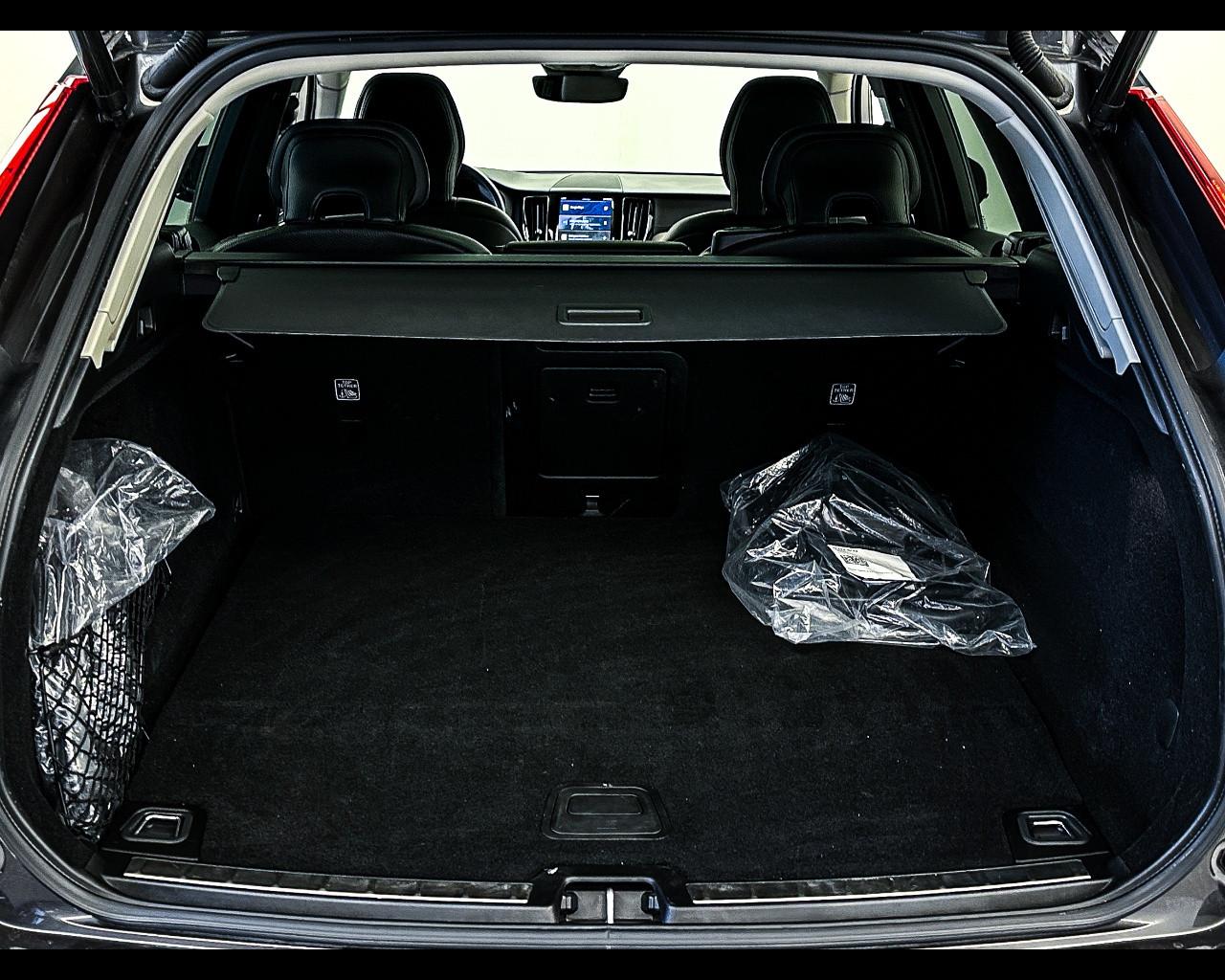 VOLVO XC60 (2017-->) - XC60 T6 Recharge Plug-in Hybrid AWD Inscription