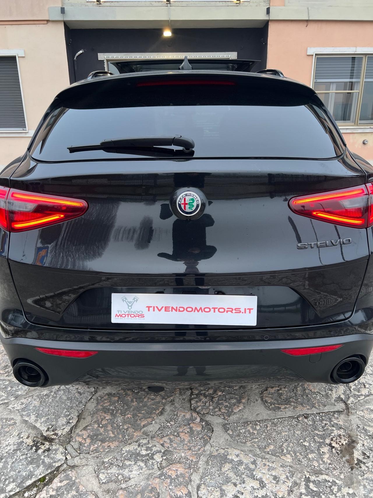 Alfa Romeo Stelvio 2.2 Turbodiesel 160 CV AT8 RWD Tetto Apribile, Pelle rossa Sport-Tech