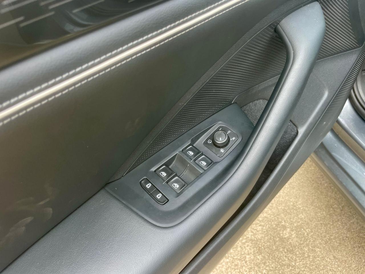 VW Passat Variant 2.0 TDI SCR EVO DSG Business * SINISTRATA*