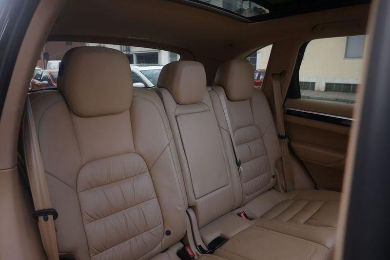 Porsche Cayenne Porsche Cayenne 3.0 tiptronic 184KW ANNO 2016