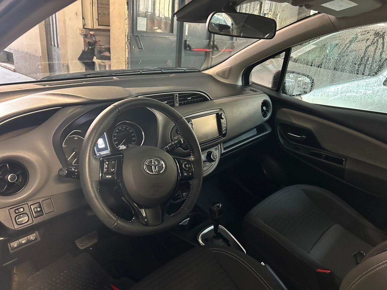 Toyota Yaris 1.5 Hybrid 5 porte Cool circola liberamente in AREA C