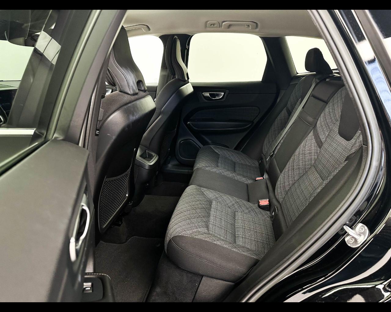 VOLVO XC60 B4 (d) AWD automatico Essential