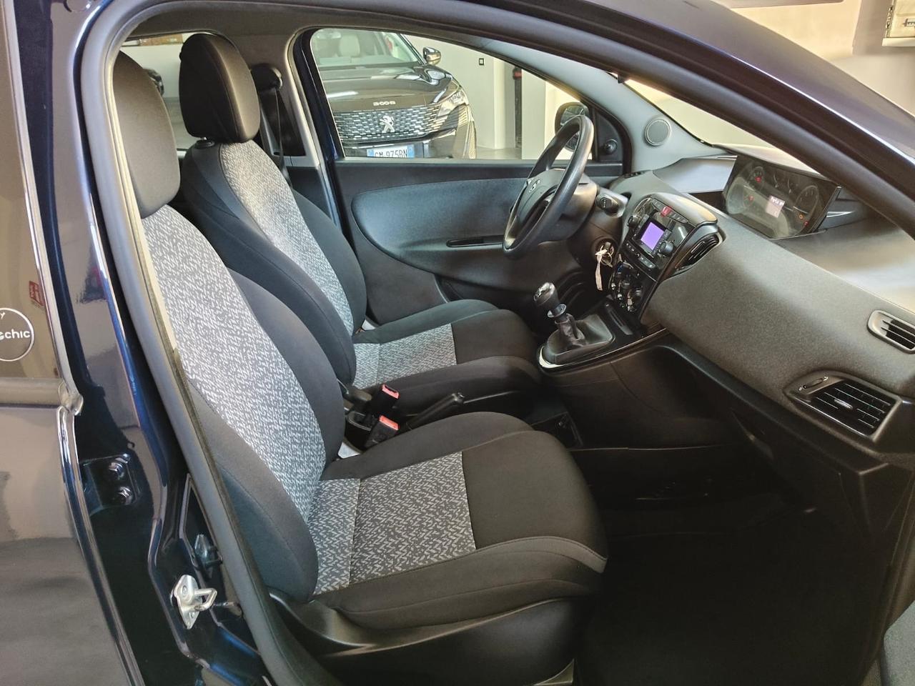 Lancia Ypsilon 1.0 FireFly 5 porte S&S Hybrid Ecochic Silver