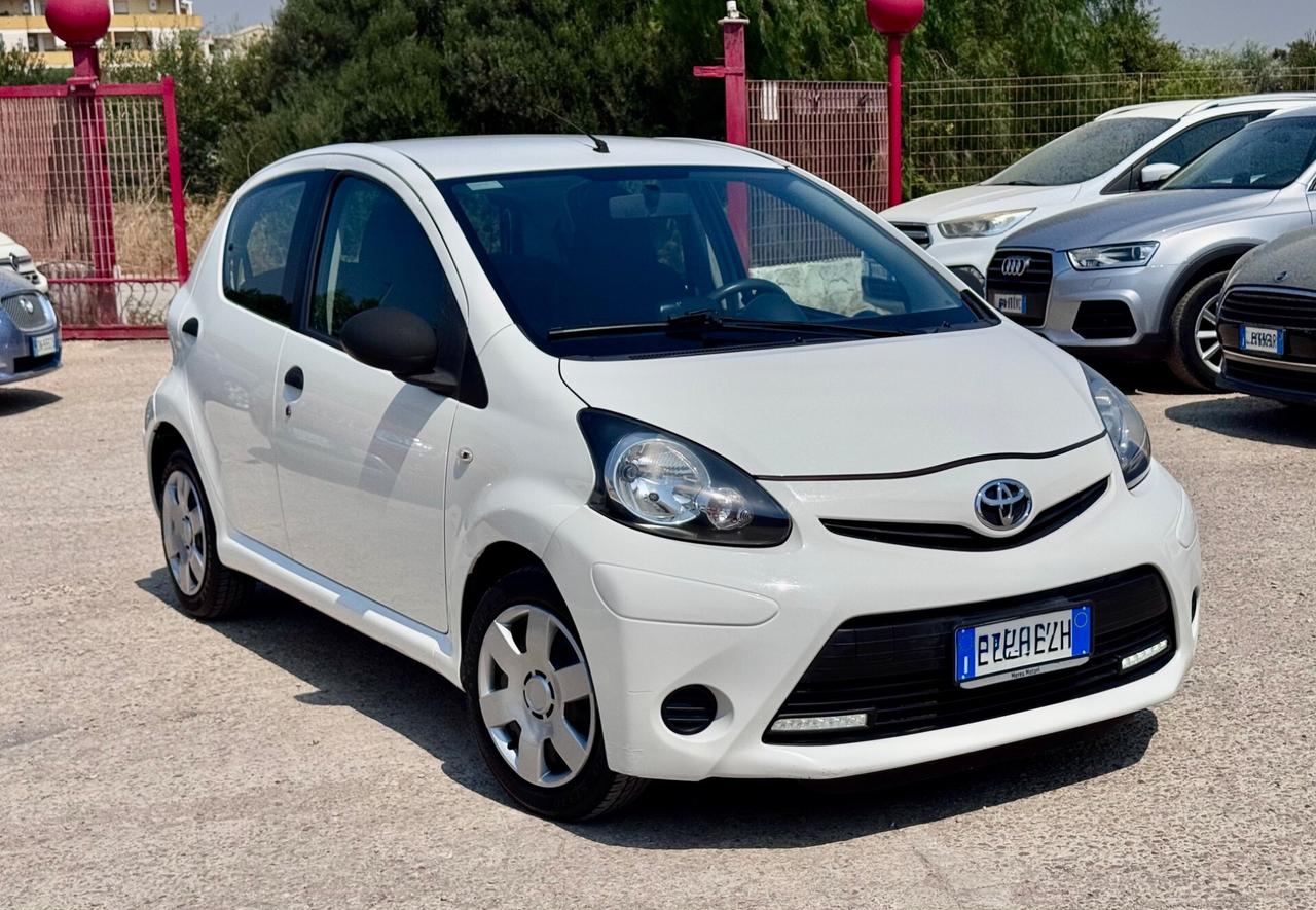 Toyota Aygo 1.0 VVT-i 69 CV 5 porte x-play MMT