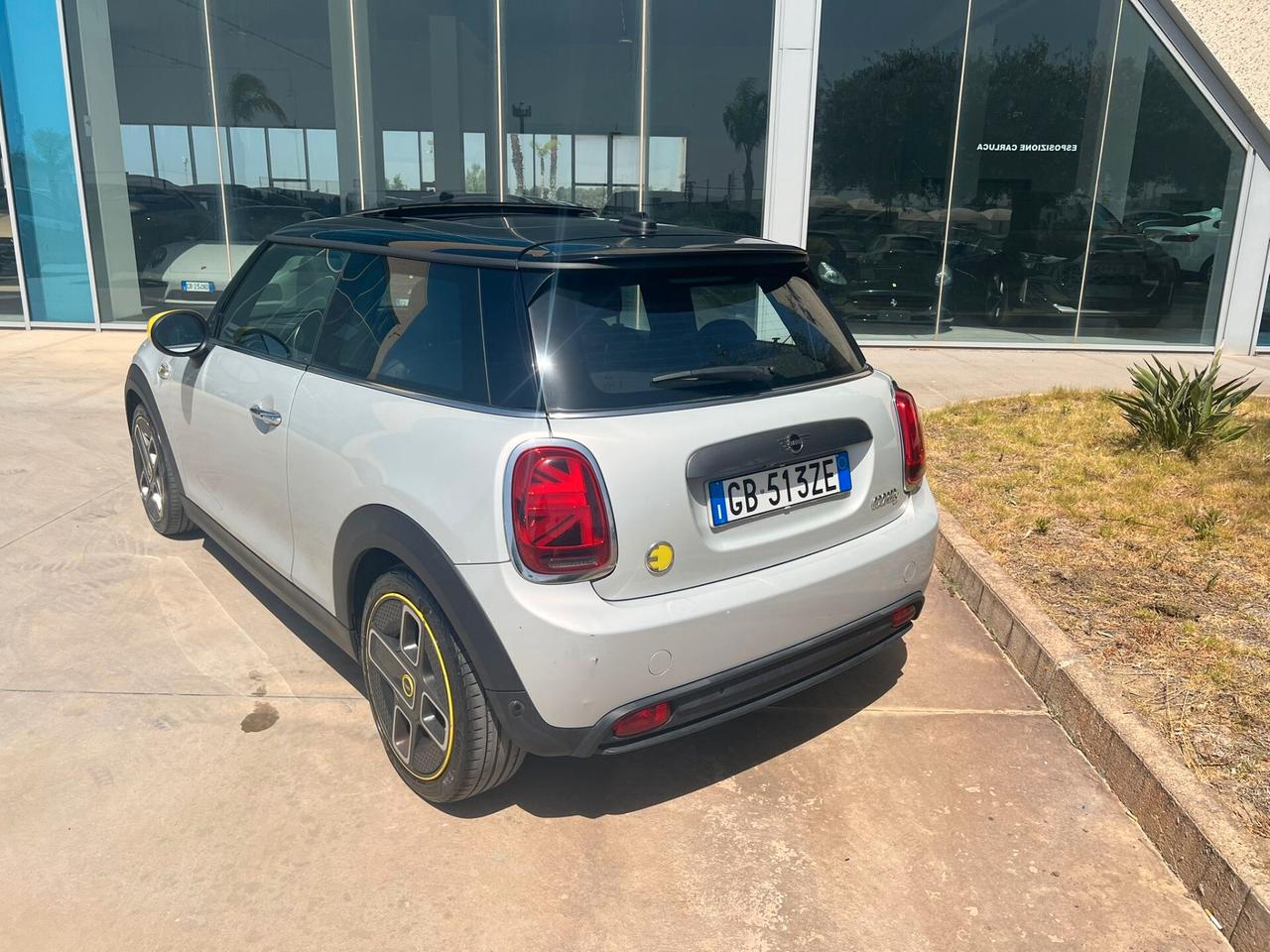 Mini Cooper SE XL possibilità noleggio no scoring