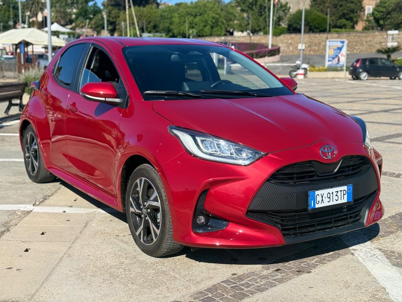 Toyota Yaris 1.5 Hybrid 5 porte red 2025