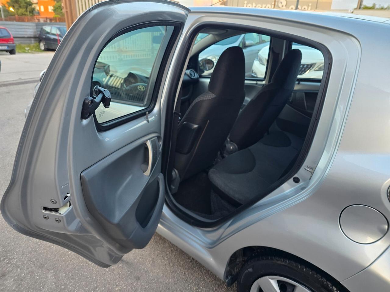 Toyota Aygo 1.0 12V VVT-i 5 porte Sol Connect MMT