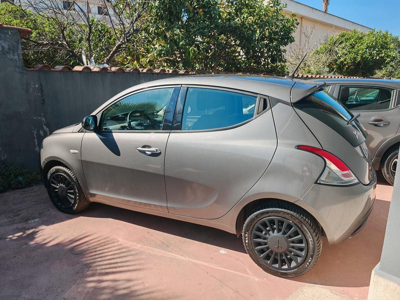 Lancia Ypsilon 1.0 FireFly 5 porte S&S Hybrid Silver
