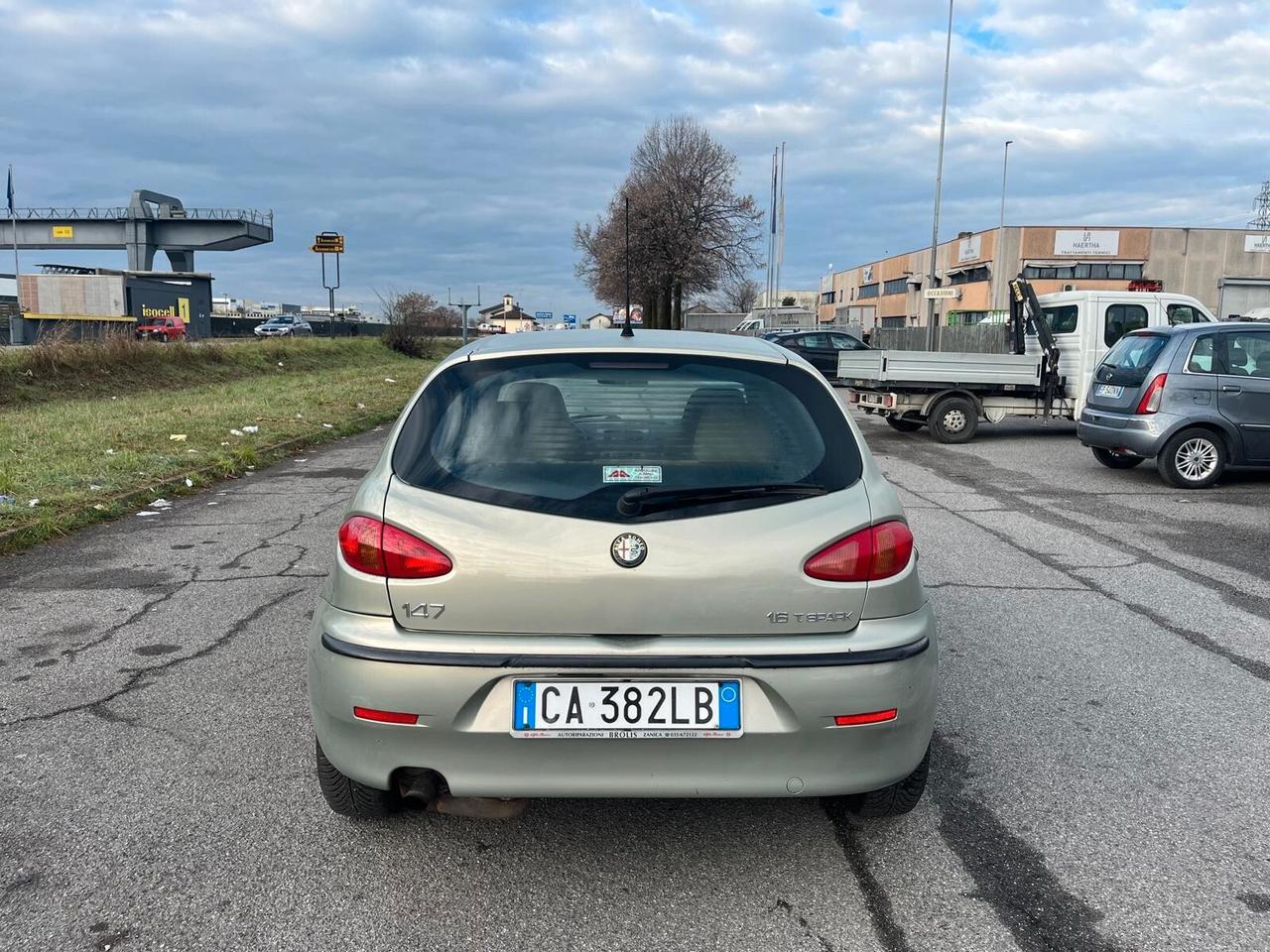 Alfa Romeo 147 1.6i 16V Twin Spark cat 5p. Distinctive