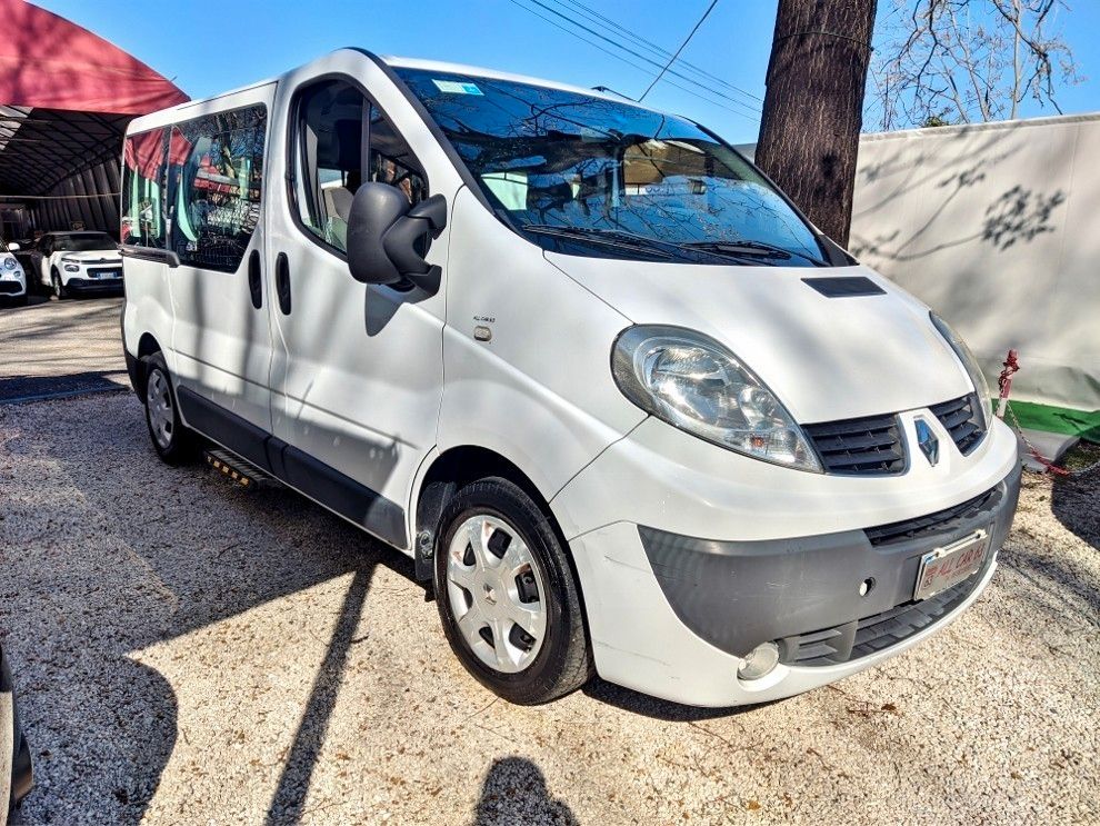 Renault Trafic 2.0 CDI 9 POSTI CON PEDANA AUSILIARIA