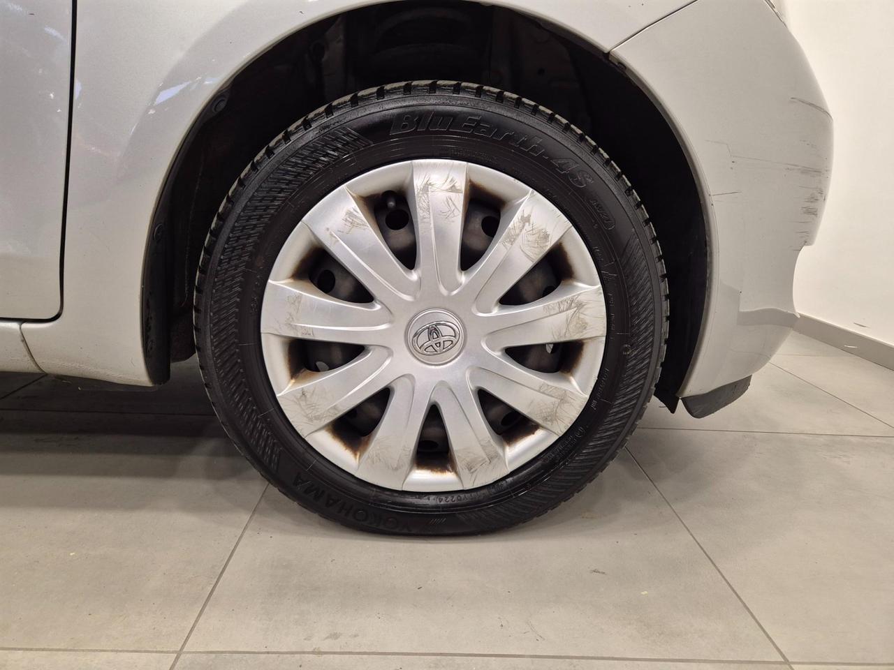 Toyota Yaris 5p 1.3 Navy - NEOPATENTATI - Navi - Clima