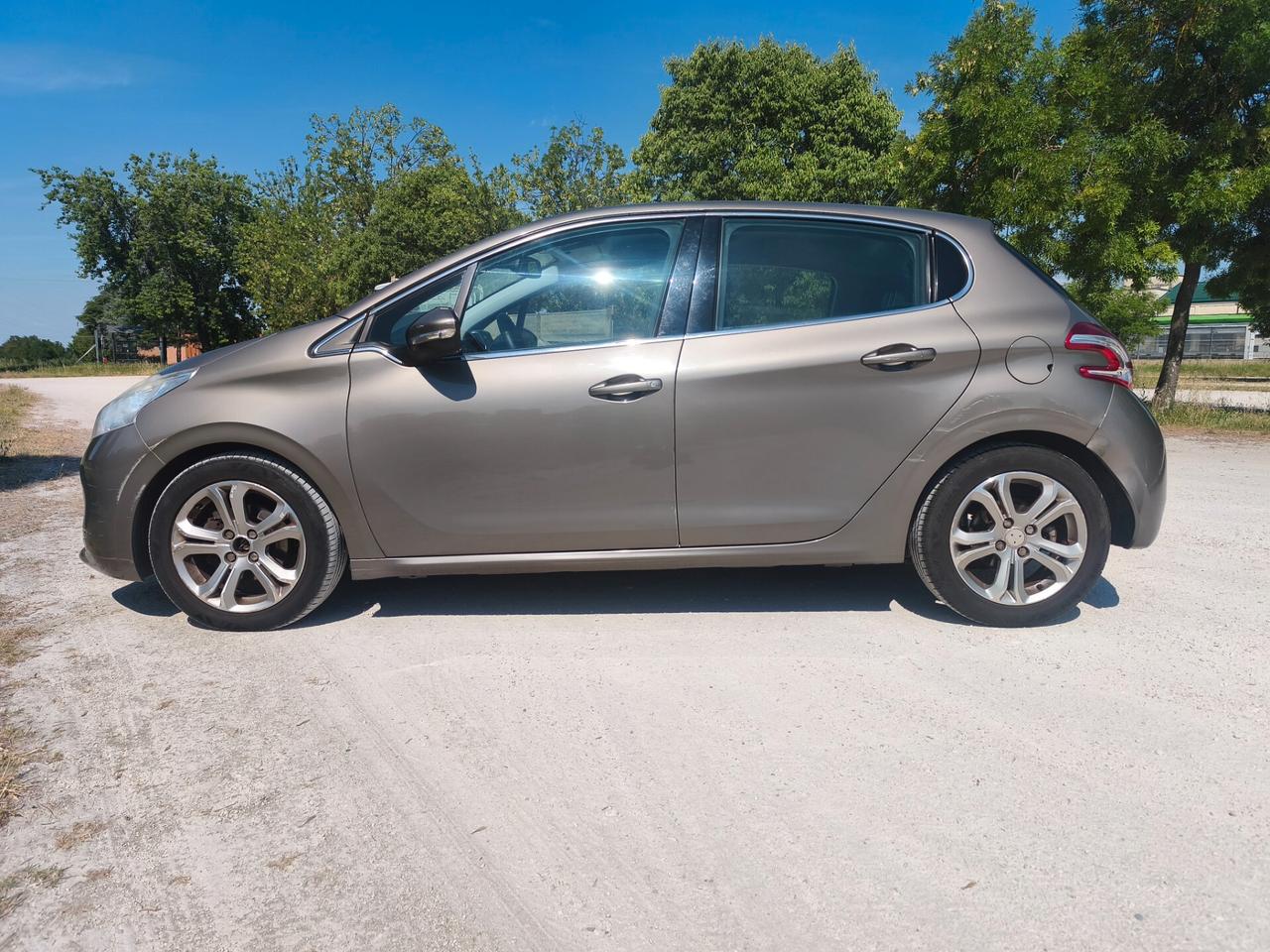 Peugeot 208 1.6 e-HDi 115 CV Stop&Start 5 porte Allure