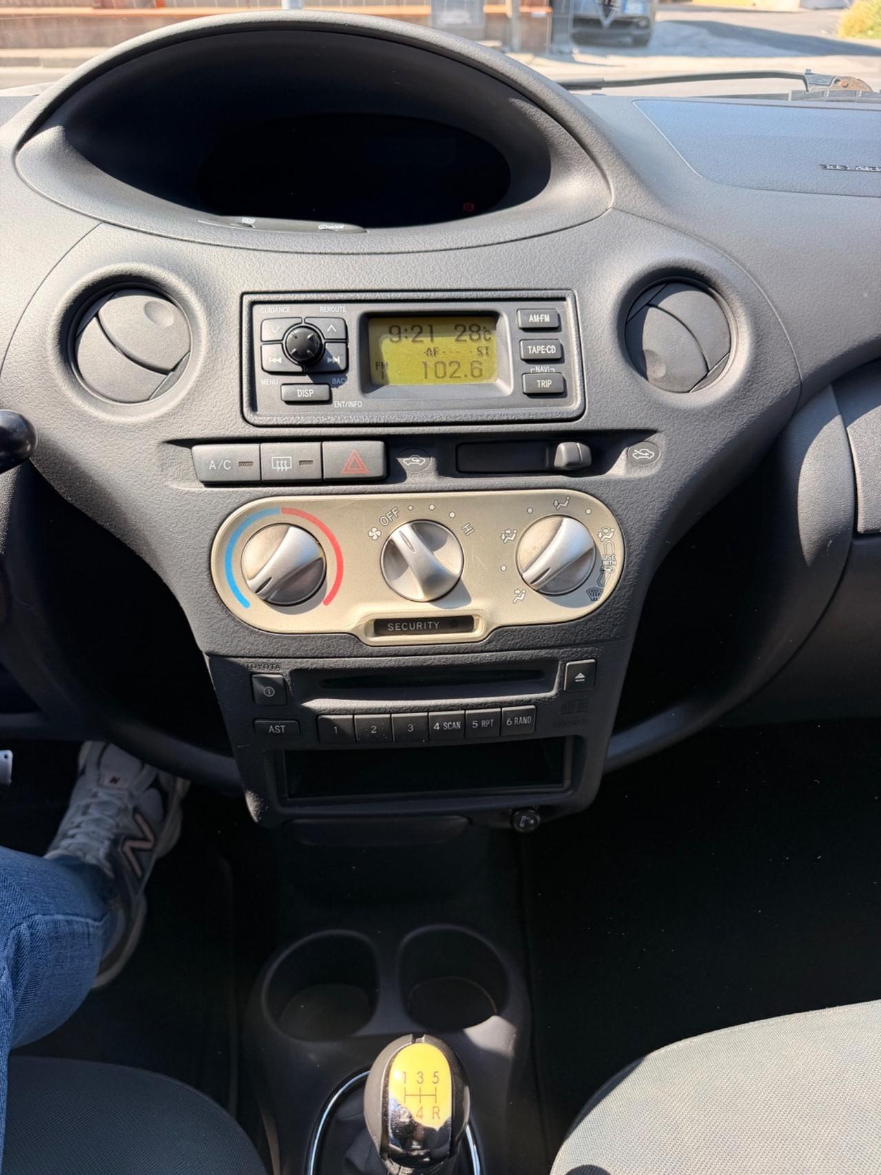 Toyota Yaris 1.3 BENZ/GPL 12/2003