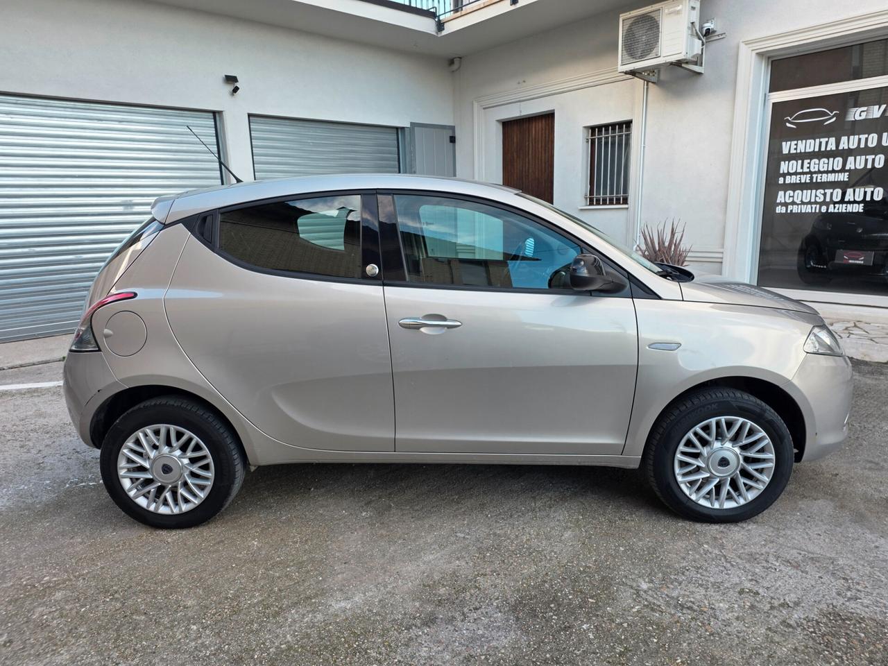 Lancia Ypsilon 0.9 TwinAir 85 CV 5 porte Metano Ecochic Gold
