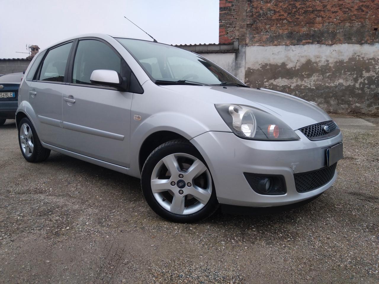 Ford Fiesta 1.4 TDCi 68cv 5p. Ghia x neopatentati