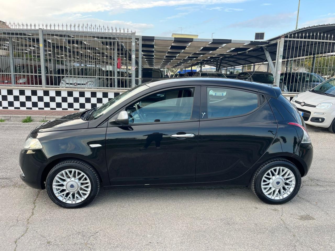 Lancia Ypsilon 1.2 5 porte Platinum Unipro 2014