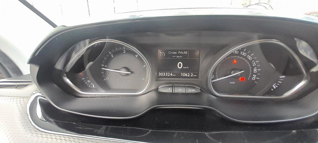 Peugeot 2008 BlueHDi 120 S&S Féline