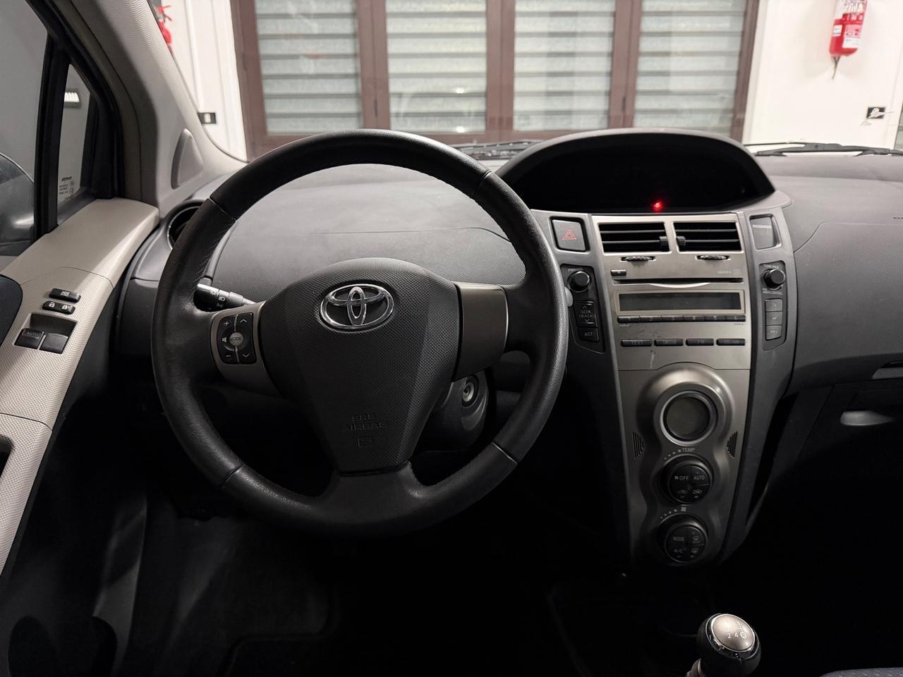 TOYOTA Yaris 1.0i (69) 5p. Sol 2010