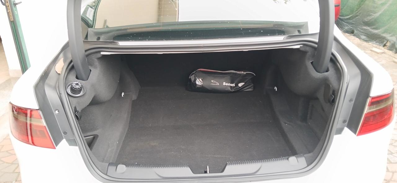 Jaguar XE 2.0 D 180 cv automatica look sportivo