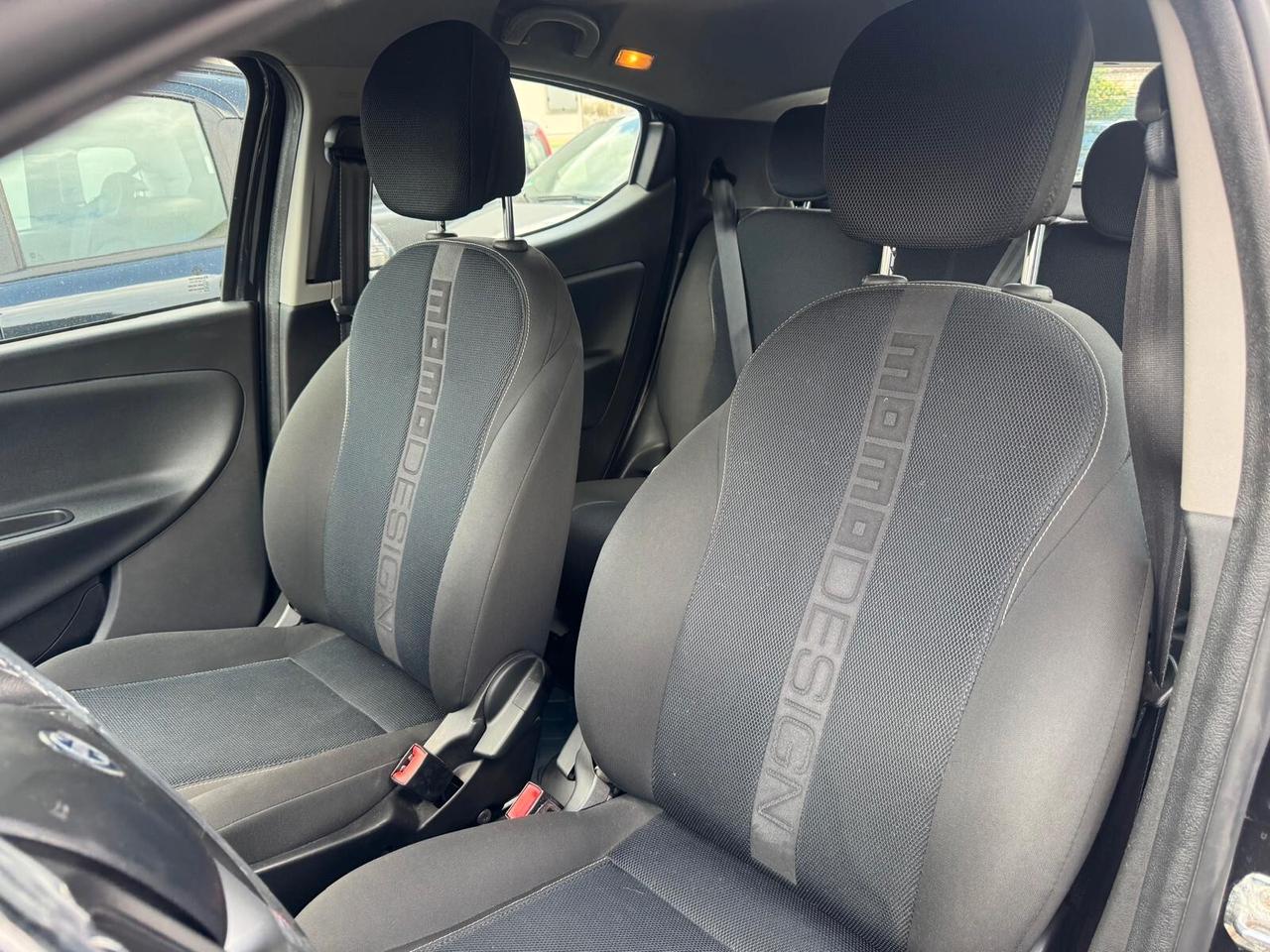 Lancia Ypsilon 1.2 69 CV Unyca MOMO DESIGN
