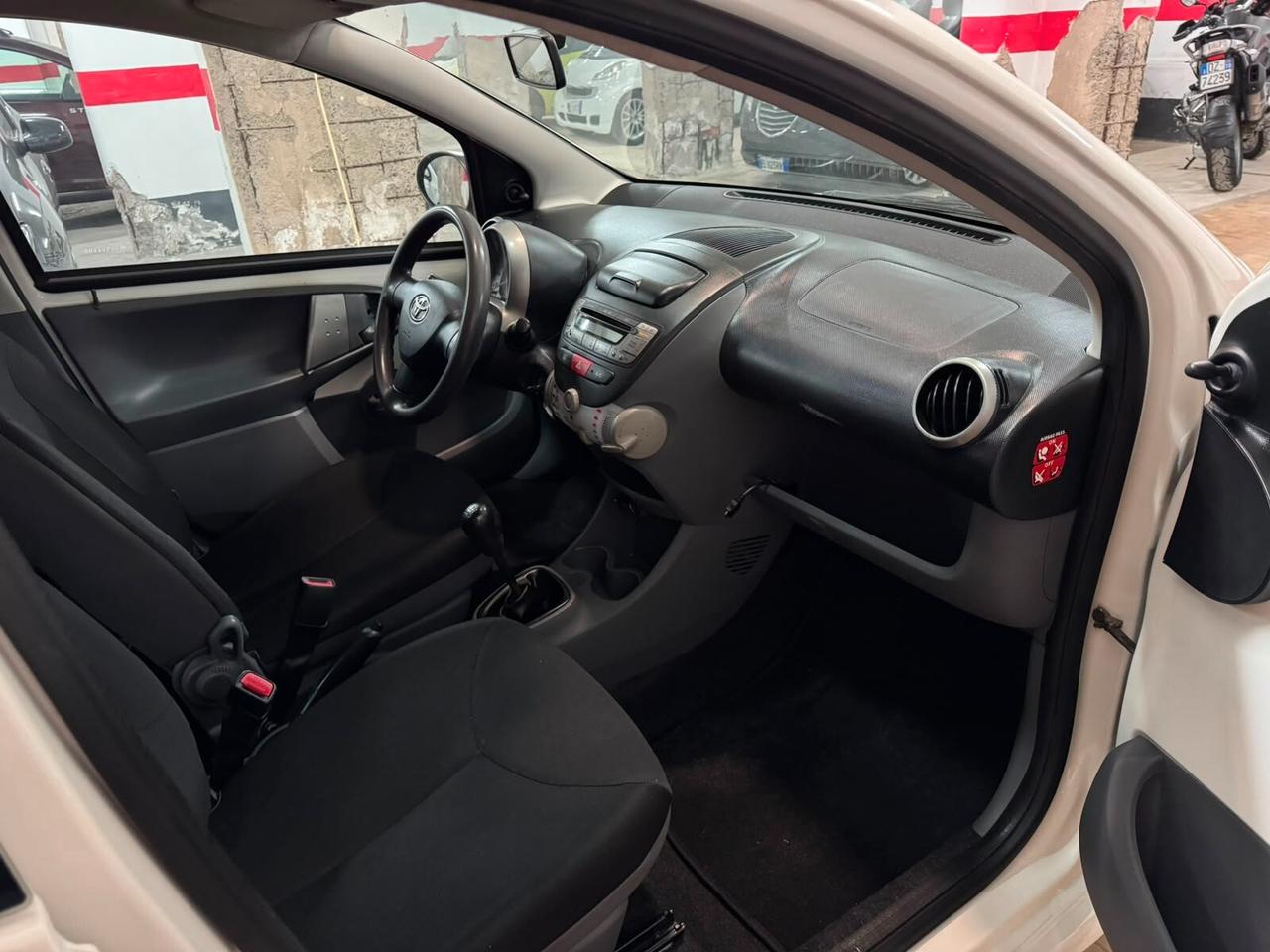TOYOTA AYGO 1.0 CONNECT – SOLO 59.000 KM – GARANZIA – NEOPATENTATI OK”.
