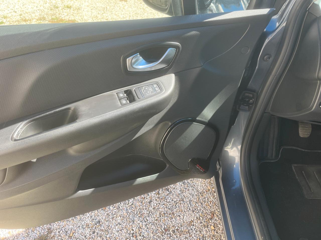 Renault Clio TCe 12V 90 CV GPL 5 porte Moschino Intens