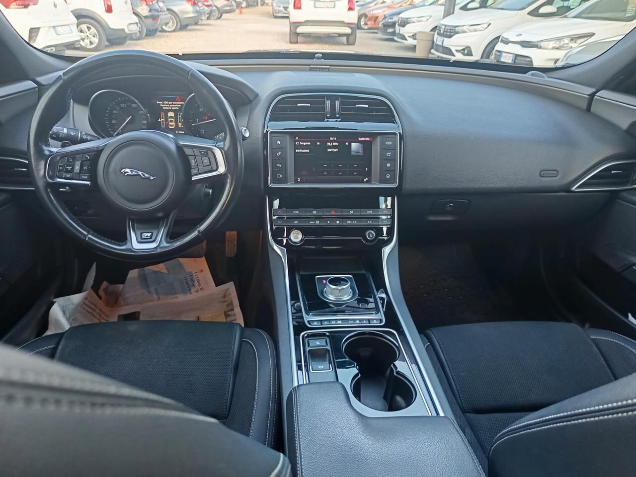 Jaguar XE 2015 - 2.0 D Turbo 180CV aut. R-Sport LB AUTOMOBILI