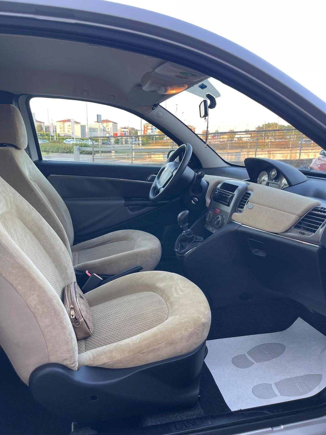 Lancia Ypsilon 1.2 16V Platino