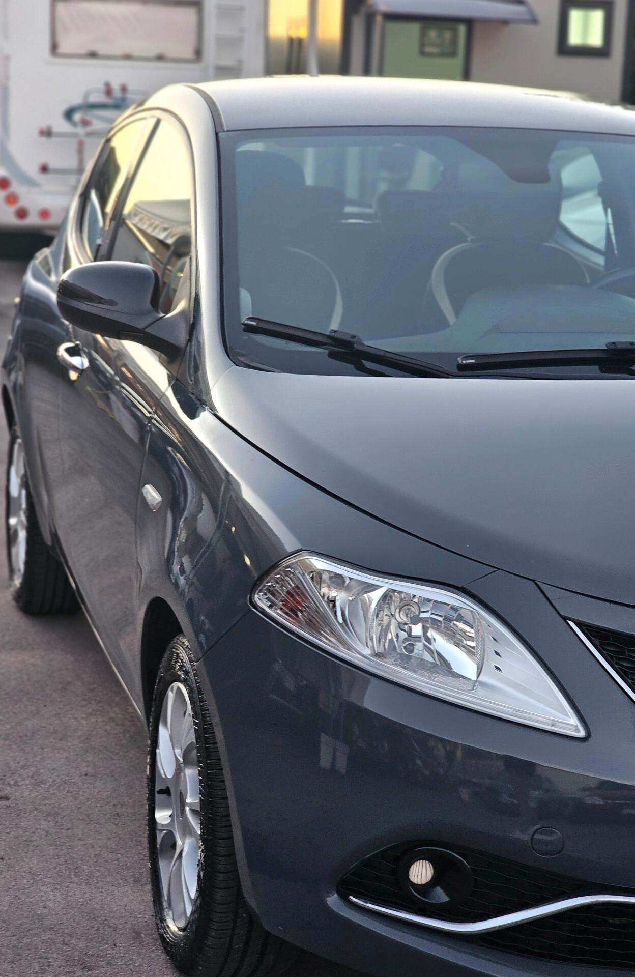 Lancia Ypsilon 0.9 TwinAir 85 CV 5 porte S&S DFN Silver