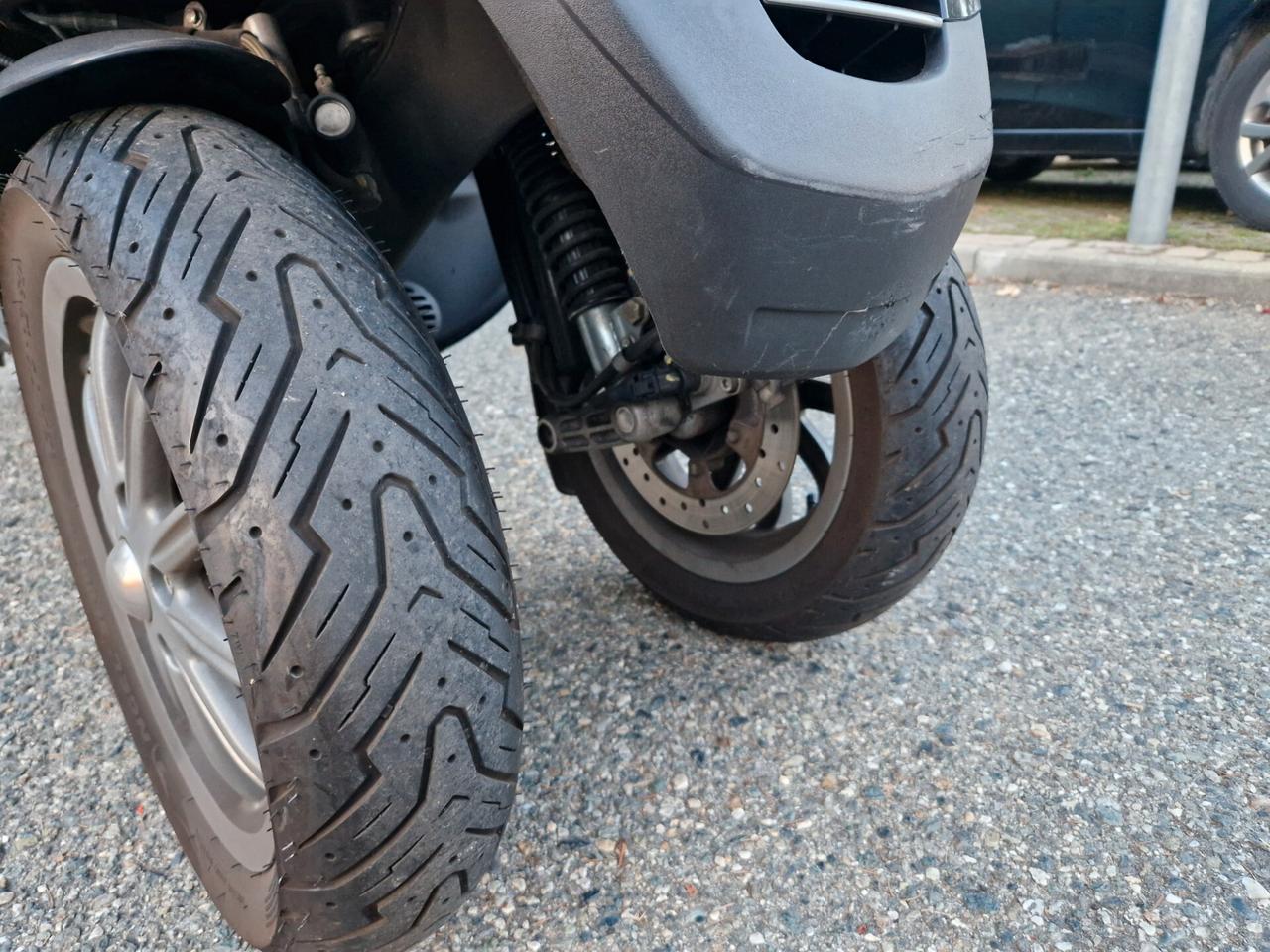 Piaggio MP3 due ruote anteriori, bauletto parabrezza