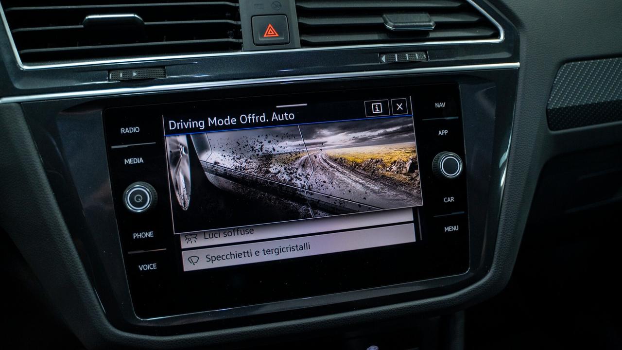 Volkswagen Tiguan 2.0 TDI 200 CV 2 X R LINE DSG 4MOTION SCR TETTO VIRTUAL CKT PACK LUCI XENO FULL OP