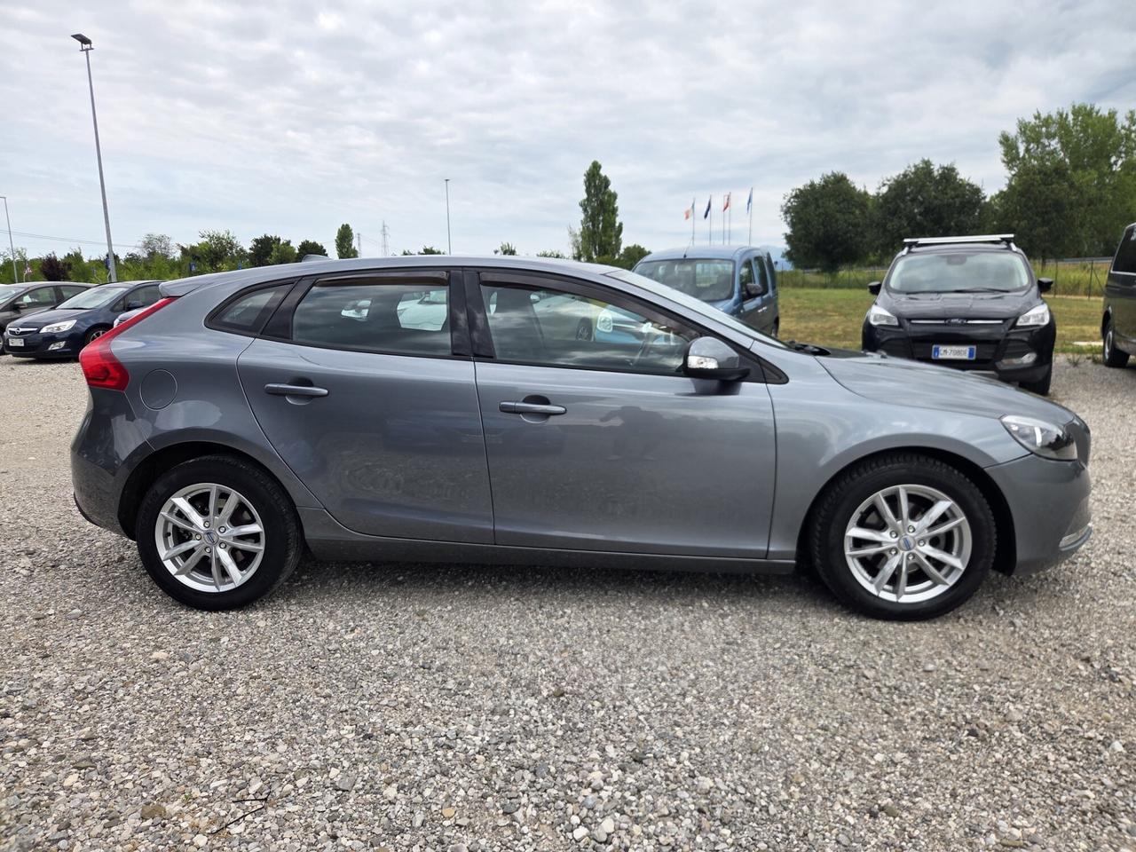 VOLVO V40 1.6 DIESEL DEL 2015 CON 130.000KM