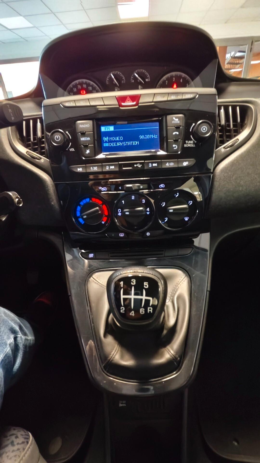 Lancia Ypsilon 1.0 FireFly 5 porte S&S Hybrid Ecochic Silver