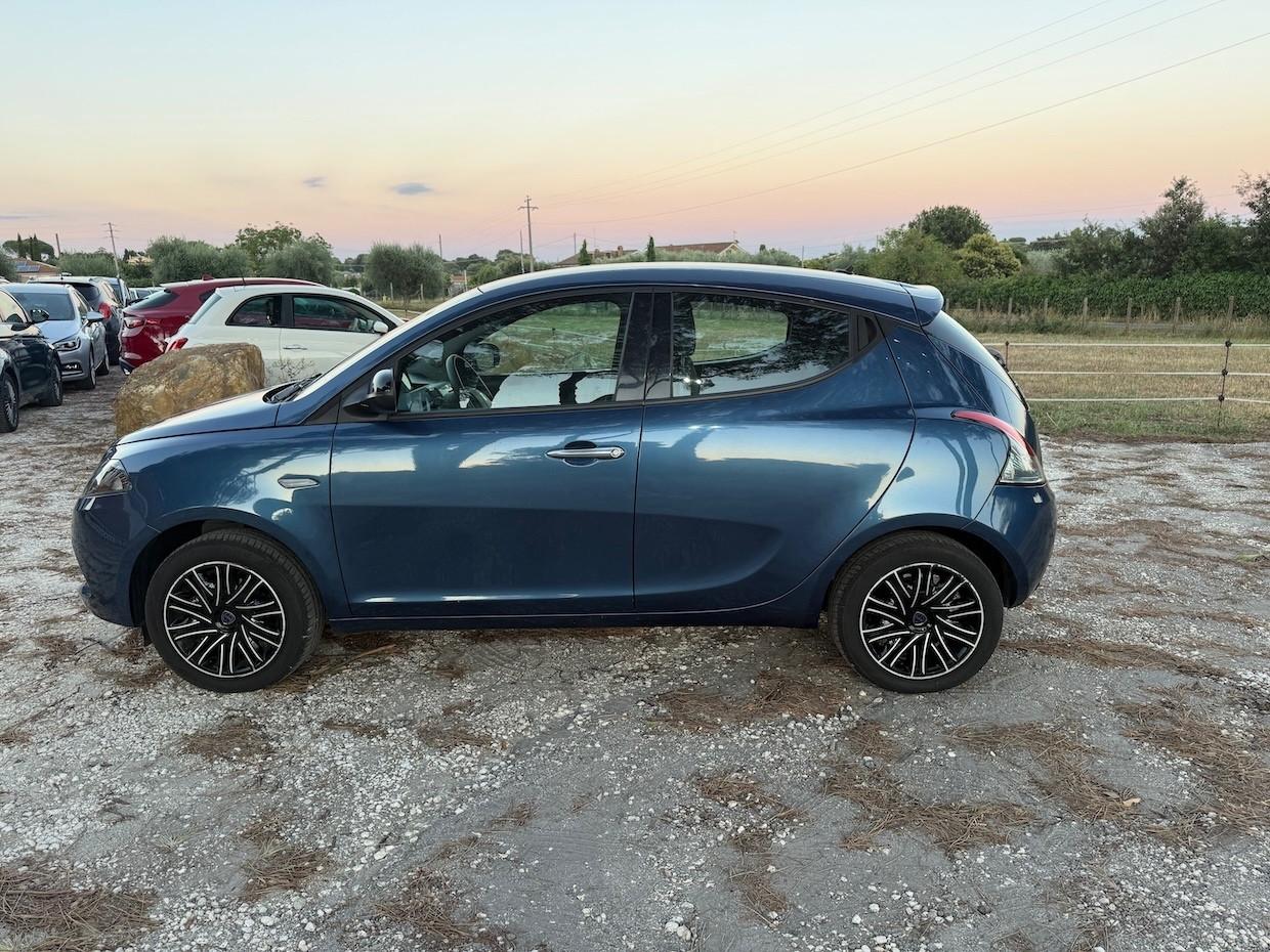 Lancia Ypsilon 1.0 FireFly 5 porte S&S Hybrid Silver