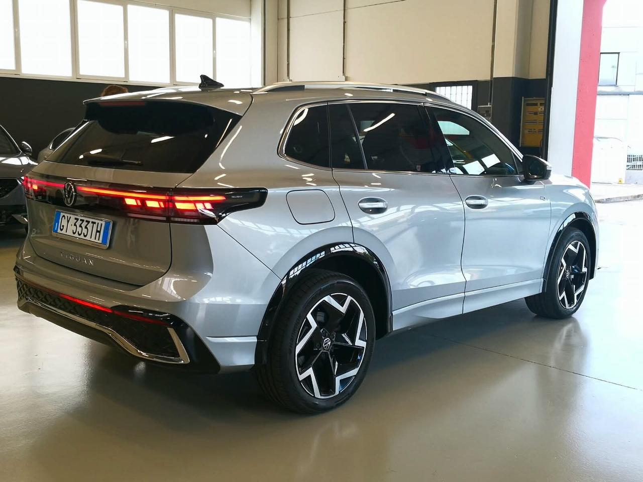 Volkswagen Tiguan 2.0 TDI 150 CV DSG R-Line ***GARANZIA VW***TELECAMERA***