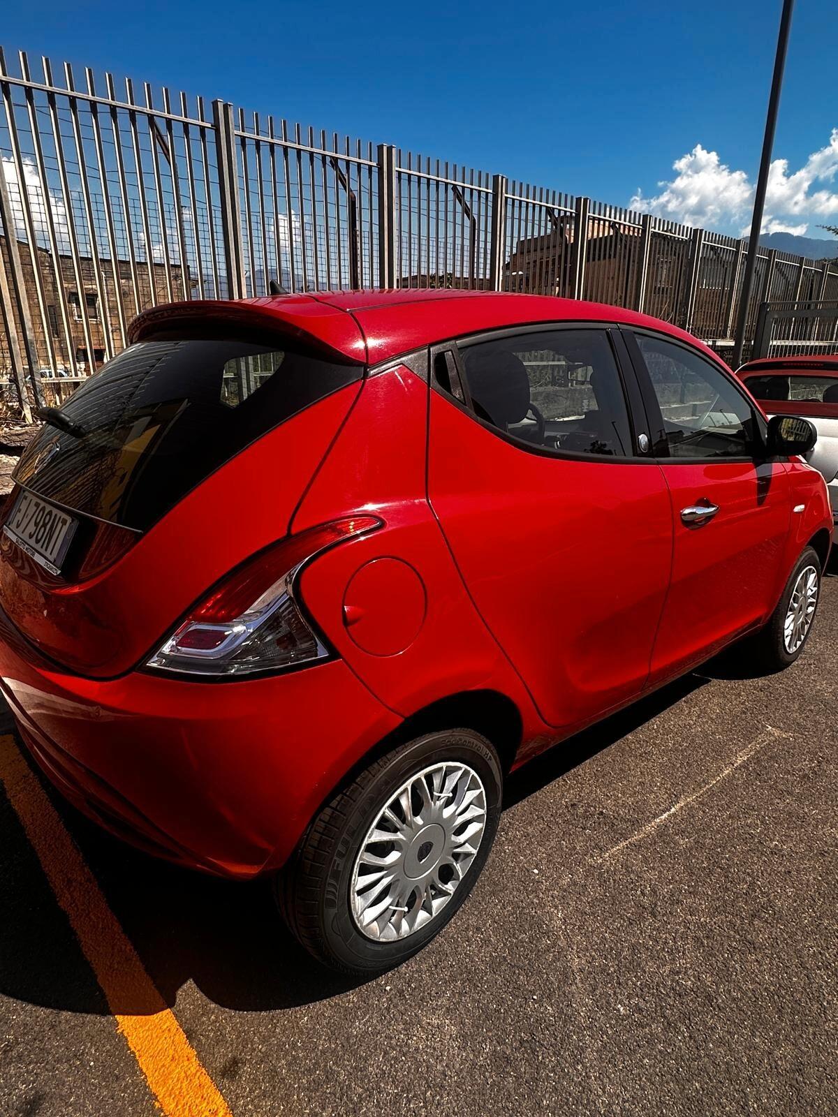 Lancia Ypsilon 0.9 TwinAir 85 CV 5 porte Metano Ecochic Silver