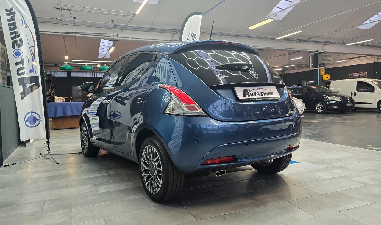 LANCIA YPSILON 1.0 FIREFLY HYBRID GOLD XNEOPATENTATO