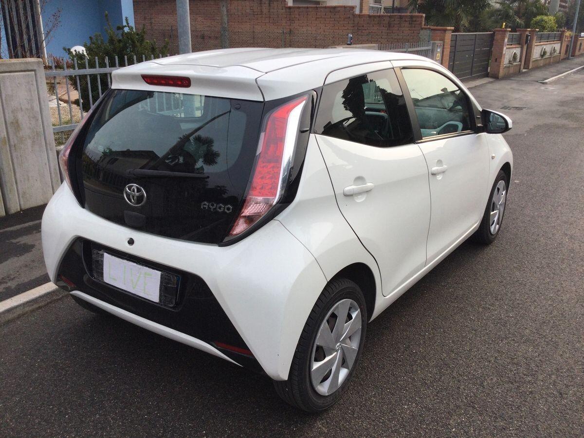 Toyota Aygo 1.0 VVT-i 69 CV 5 porte x-play MMT