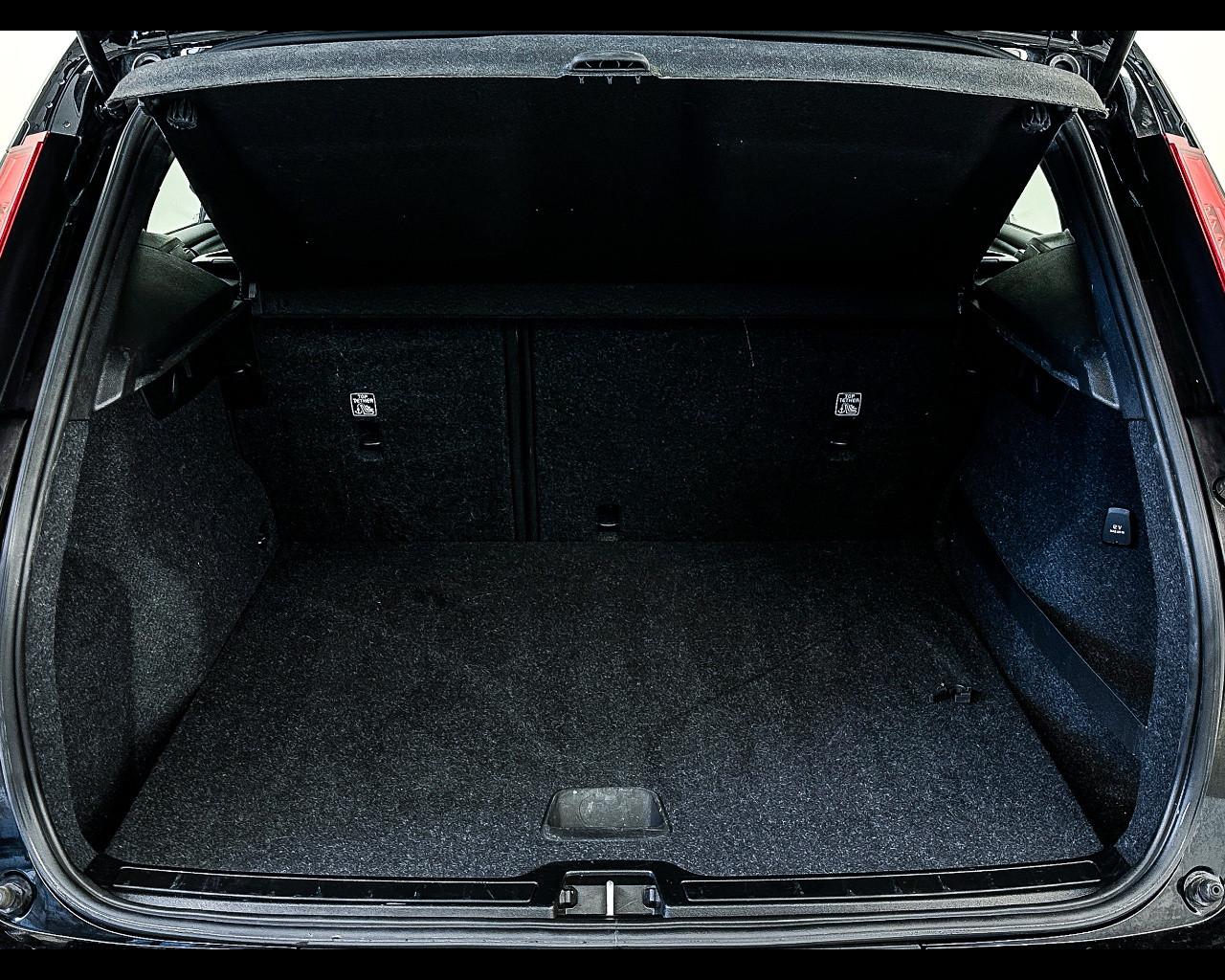 VOLVO XC40 (2017-->) - XC40 D3 Geartronic Momentum Core