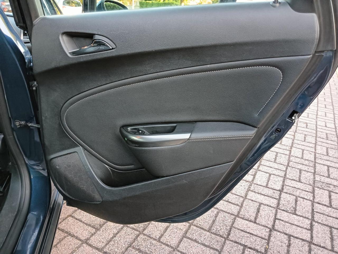 OPEL ASTRA..ANNO 2012....NEOPATENTATIIL..SENSORI DI PARCHEGGIO POSTERIORI ANTERIORE..NAVIGATORE. CRUYS CONTROL. CELL 320 147 1147 WUATSAPP. CELL 3276540940..PREZZO 530O€ TRATABILLE 0