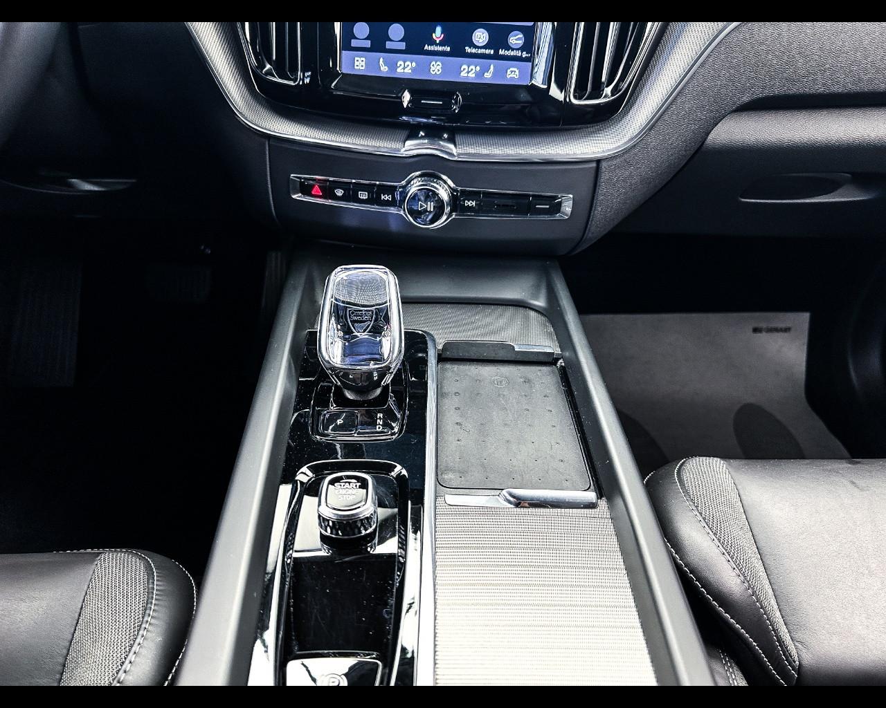 VOLVO XC60 B4 (d) AWD automatico Plus Dark