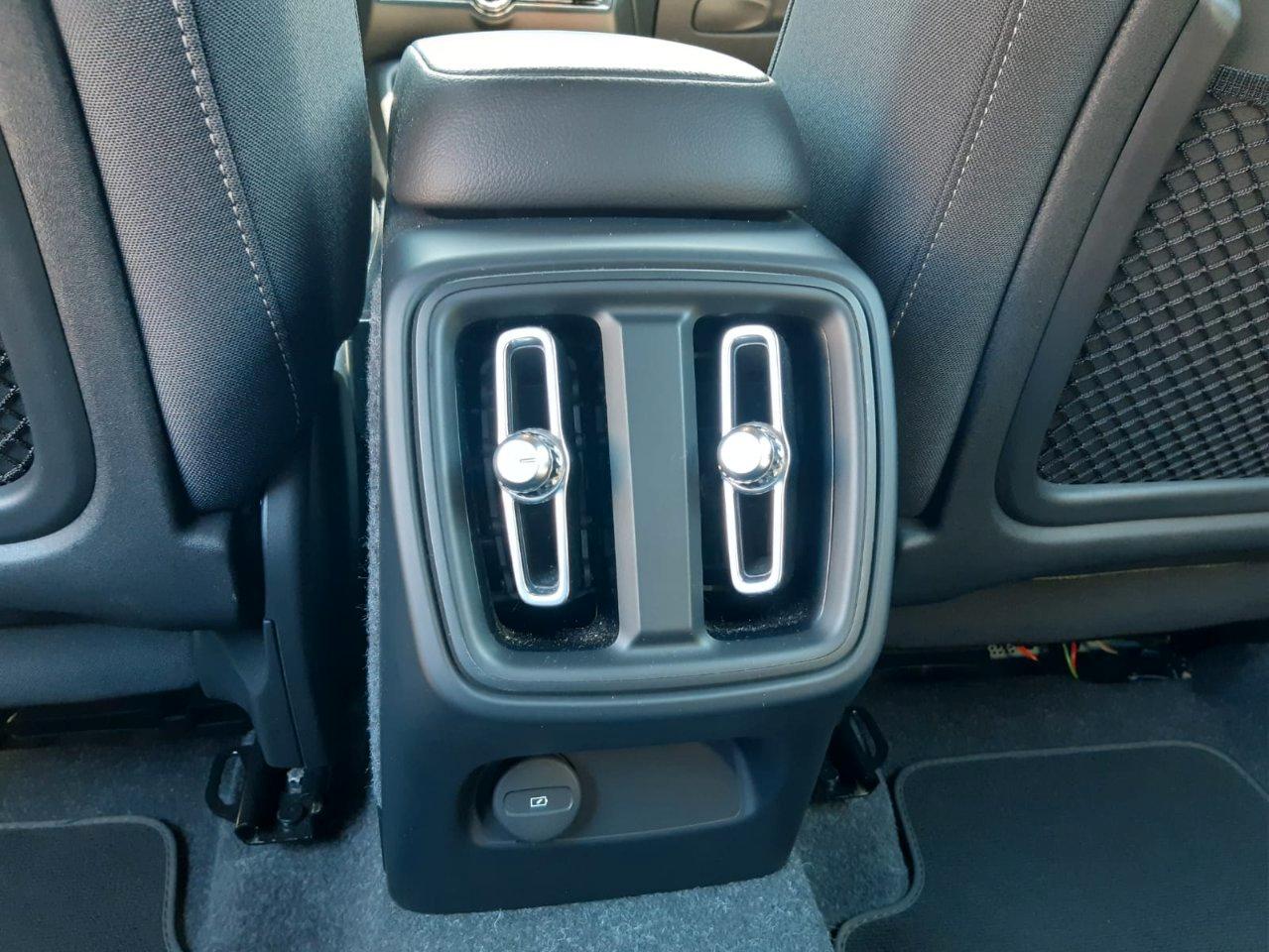 Volvo XC40 2.0 b3 Plus Black Edition auto