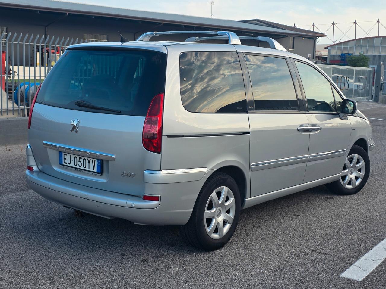 Peugeot 807 2.0 hdi 163cv con Gancio traino