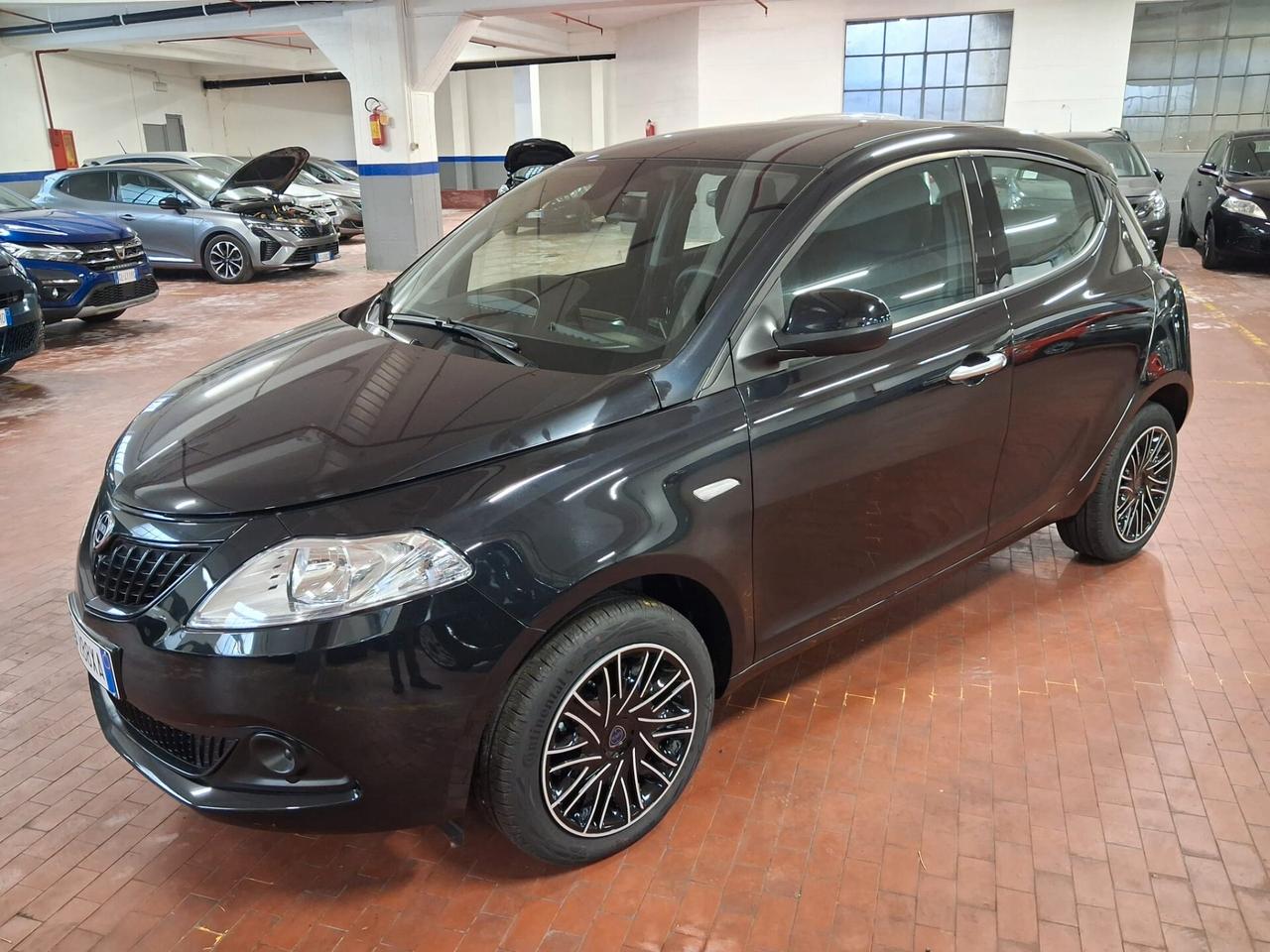Lancia Ypsilon 1.0 FireFly 5 porte S&S Hybrid Silver